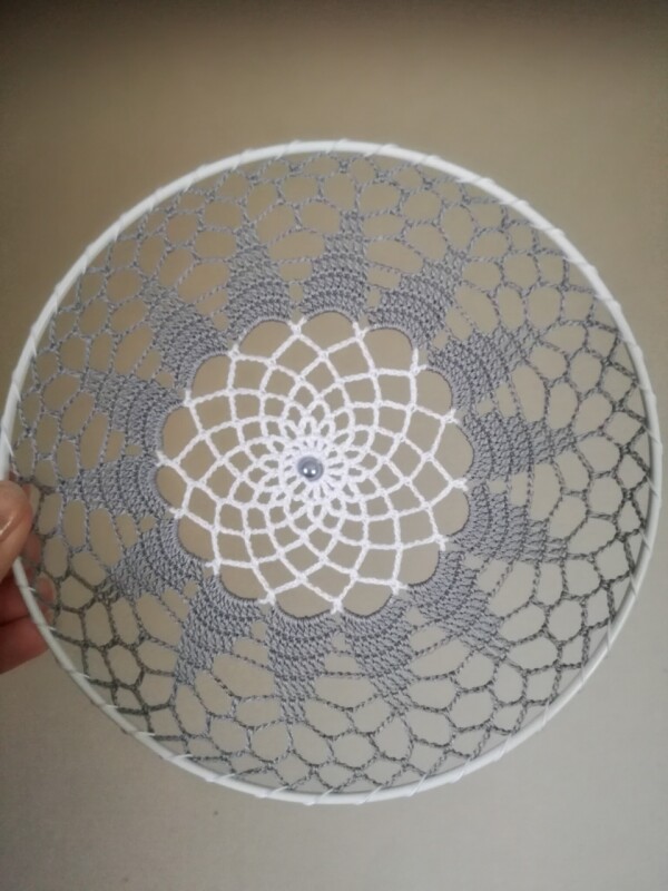 Krajka 18 cm (šedá s korálkem) 