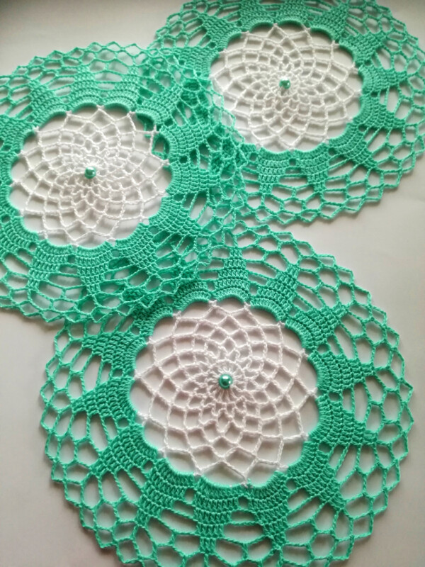 Krajka 18 cm (mentolová s korálkem)