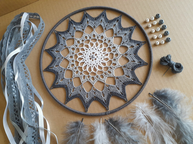 Lapač snů ŠEDIVÝ - sada k sestavení (20 cm)