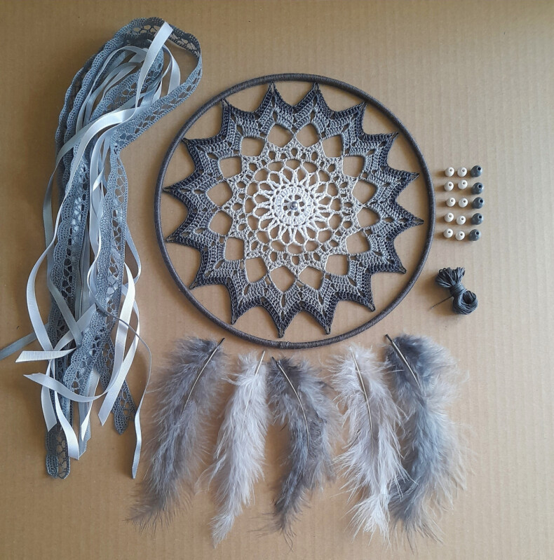 Lapač snů ŠEDIVÝ - sada k sestavení (20 cm)