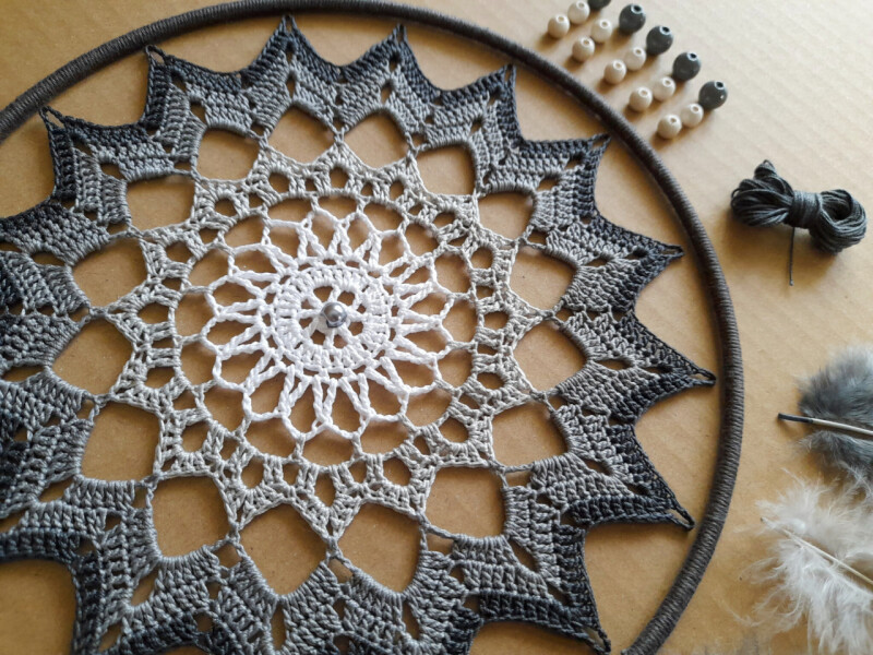 Lapač snů ŠEDIVÝ - sada k sestavení (20 cm)