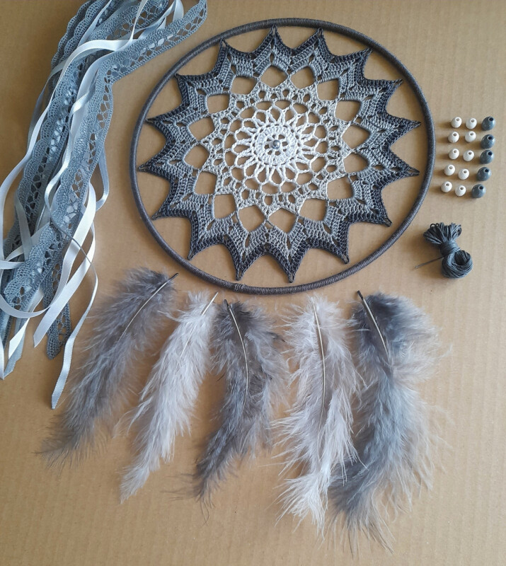 Lapač snů ŠEDIVÝ - sada k sestavení (20 cm)